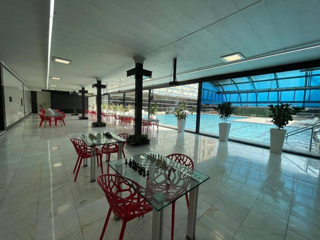 بوفه در استخر روباز صدف طلایی